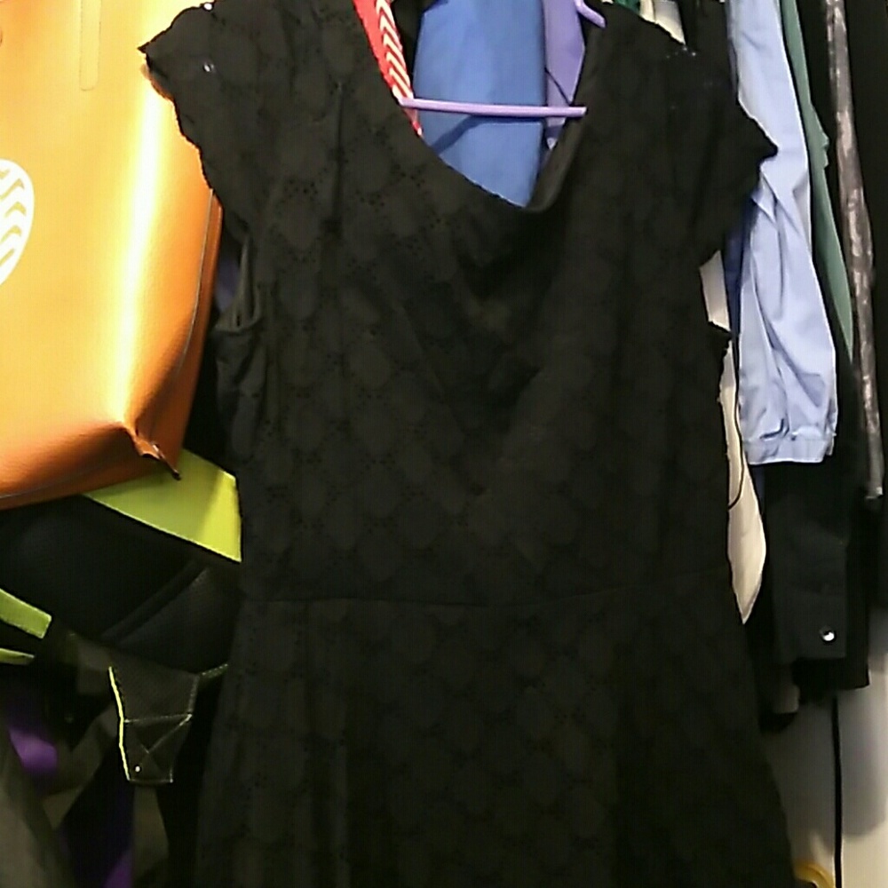 Black lace inlet patterned dress